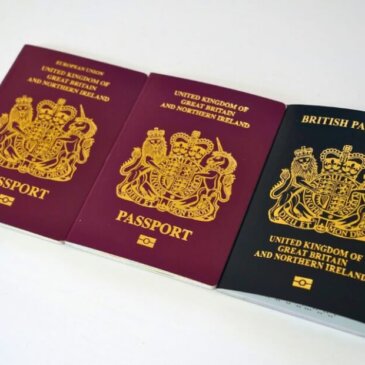 Britit käyttävät edelleen punaisia passeja, joiden voimassaolo on tarkistettava ennen lomamatkoja.