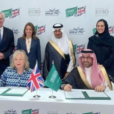 Iso-Britannia ja Saudi-Arabia allekirjoittavat sopimuksen matkailun edistämisestä Great Futures Expo -messuilla.